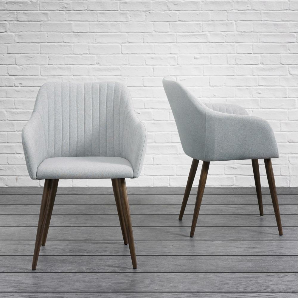 Tento výrobek je k dispozici pouze ONLINE. Elegantní židle světle šedé barvy nabízí flexibilní sezení pro váš domov. Toto křeslo se vyznačuje elegantním čalouněním