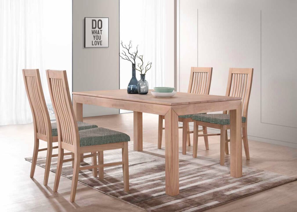 Jídelní stůl MORIS + židle LAURA. Vše vyrobeno z masivu v několika odstínech.