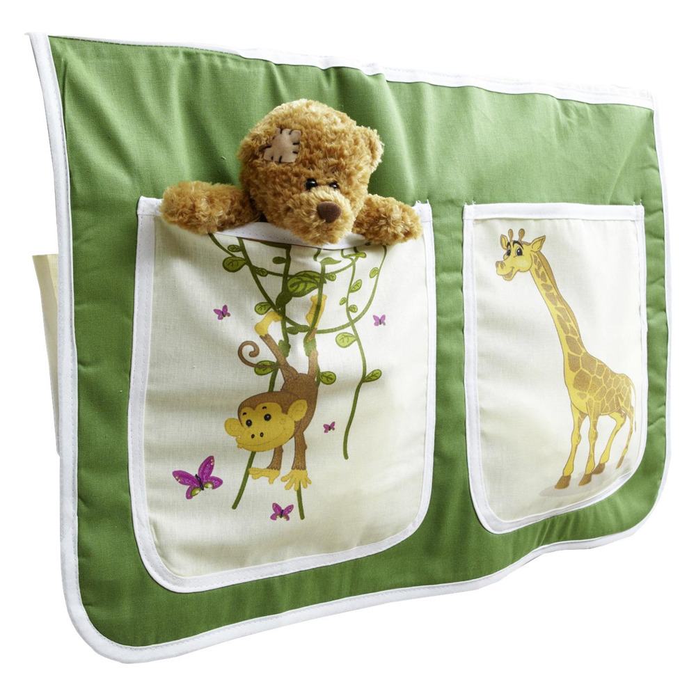 Toto zboží je k dispozici POUZE ONLINE. Tato látková taška doplňuje dětskou patrovou postel o praktickou možnost úložného prostoru. Je vyrobena ze 100% bavlny v zelené a bílé barvě s veselými zvířátky - žirafou a opicou. Má dvě kapsy a snadno se připevňuje na zábradlí postele pomocí suchého zipu. Vaše děti tak mohou mít časopisy