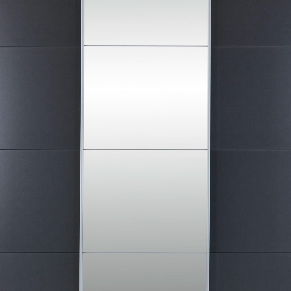 Tento atraktivní šatník zaujme již na první pohled svým provedením s šedým metalickým dekorem. Skříň s názvem MIAMI se tak perfektně hodí do moderních ložnic. Tři posuvné dveře se otevírají pomocí svislých lištových úchytů v barvě hliníku. Jedny ze dveří jsou zrcadlové