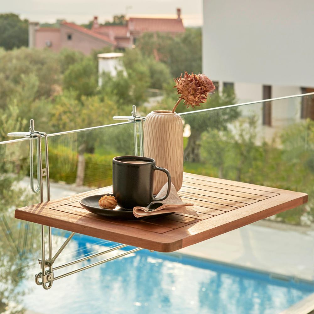 Tento výrobek je k dispozici POUZE ONLINE. Tento balkonový stůl z masivního akátového dřeva je stylovým a praktickým doplňkem na balkon v létě. Kompaktní stůl se snadno zavěsí na zábradlí a dá se složit