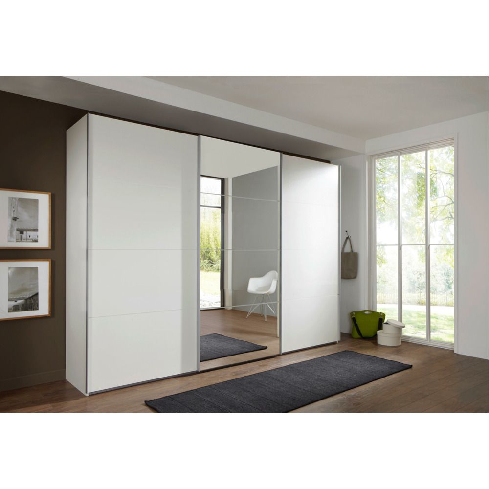 Šatní skříň s ideálním rozměrem 270 x 210 x 65 cm (Š/V/H) v moderním provedení dekoru alpské bílé se hodí ke každému stylu bydlení. Její strohost zaujme