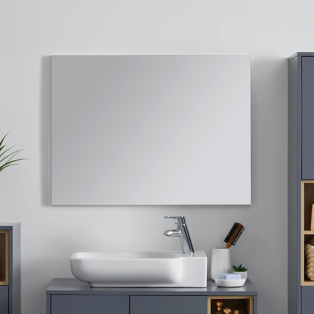 Toto zboží je k dispozici POUZE ONLINE. Toto jednoduché zrcadlo je dokonalým doplňkem vaší stylově zařízené koupelny. Dá se snadno namontovat na zeď a hodí se k mnohým stylem interiéru. V kombinaci se samostatně dostupným horním světlem