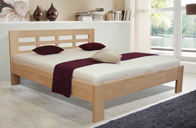 Masivní postel z krásného bukového dřeva je už od výrobce připravena pro uložení roštu. Určena je pro dvě matrace