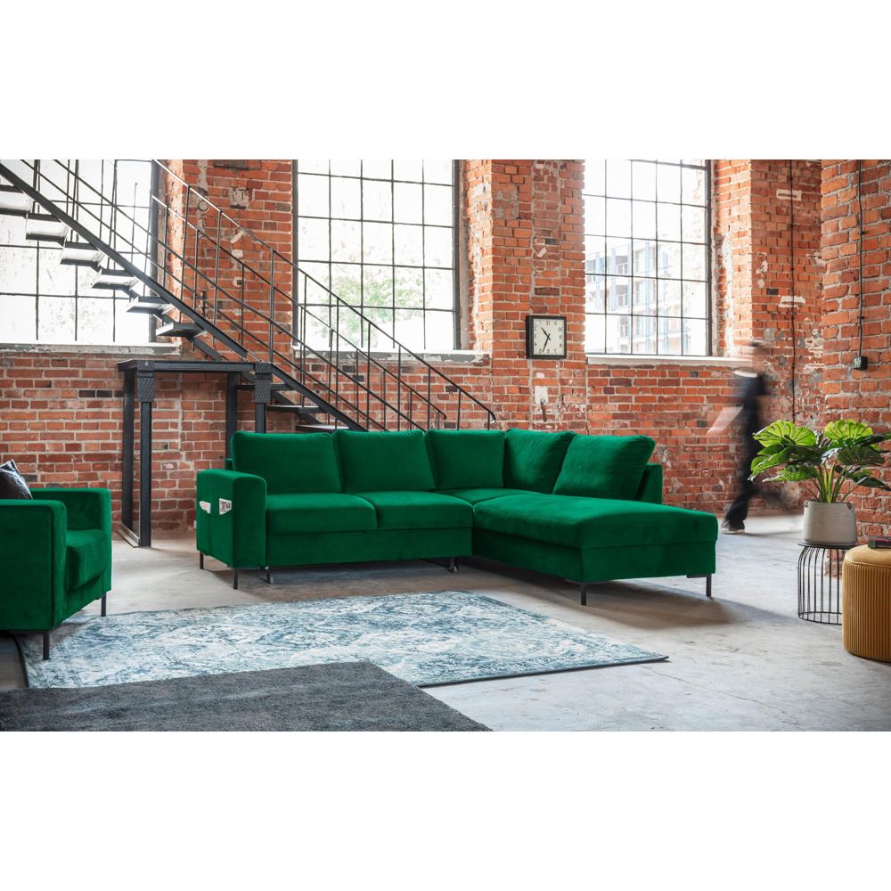 Toto zboží je k dispozici POUZE ONLINE. Tato sedací souprava ve tvaru L vnese do každého obývacího pokoje útulnou plochu k sezení a lenošení. Sedací souprava o rozměrech přibližně 237 x 68-84 x 90-197cm (Š/V/H) poskytuje prostor k sezení pro asi šest osob. Velurová tkanina smaragdově zelené barvy je poměrně odolná
